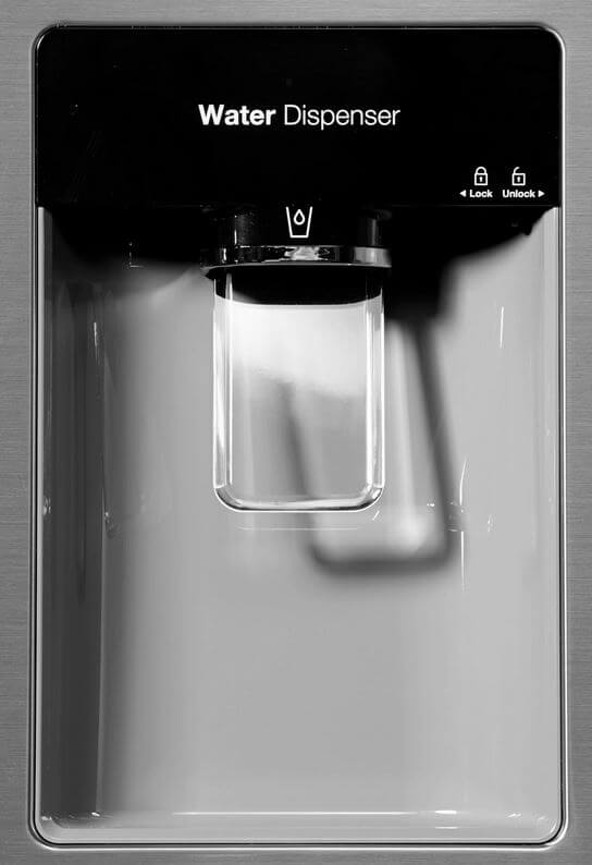 Kühlschrank mit Wasserspender